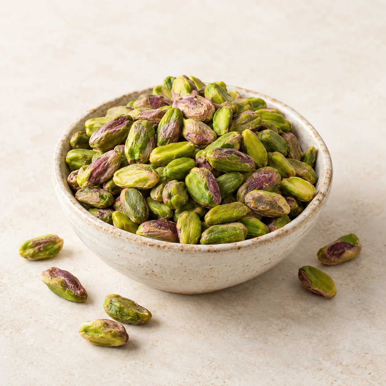 Groene pistachepitten in een keramische schaal